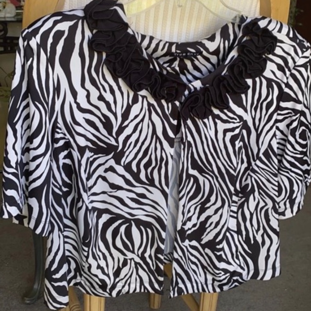 Black and white True Envy shrug sweater size 18W